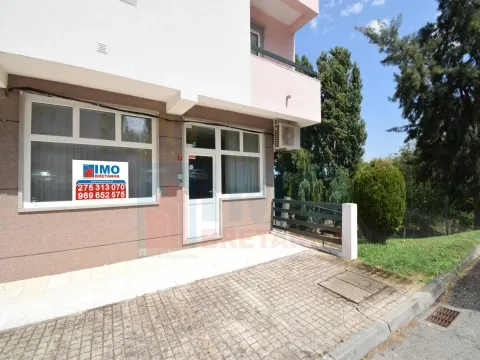 Espaço Comercial de 3 Pisos com Potencial para Habitação - Jardim do Lago