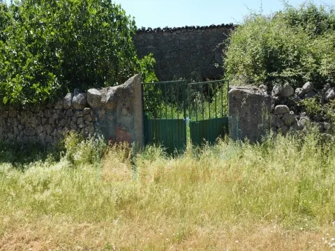 Armazém em ruinas com possibilidade de transformar em habitação - Oledo
