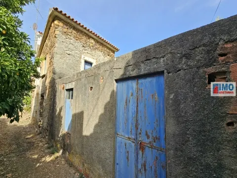 Moradia V2 com bastante terreno para renovar em Vilar Barroco, Malhadancha 