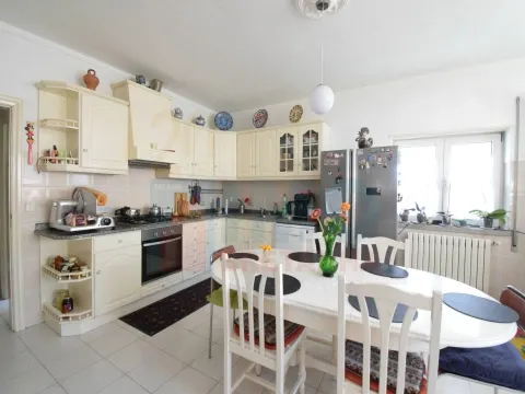 Moradia Isolada c/ 2 Apart. Independentes c/ Terreno - Covilhã