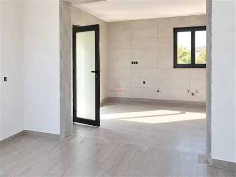 Moradia T2 Vendida em Fase de Acabamentos + Ruína para Restauro Total em Lordelo, Guimarães