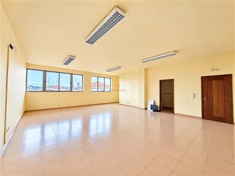 Loja com 60m2 para Venda no Centro de São Martinho do Campo, Santo Tirso