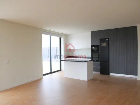 Apartamento T3 Novo, No Último Piso, Centro de Paços de Ferreira
