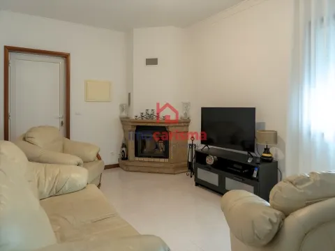 Apartment Floor Dwelling T2+1