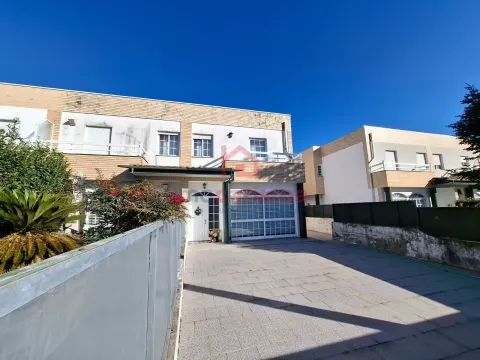 Moradia em Banda T3 de Gaveto em Lagoa, Vila Nova de Famalicão