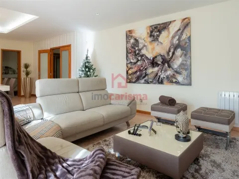 Apartamento T4 transformado em T3 no centro de Vila das Aves, Santo Tirso