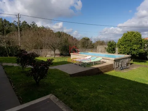 Moradia Térrea T2+1 Semi Nova com Piscina em Roriz, Santo Tirso