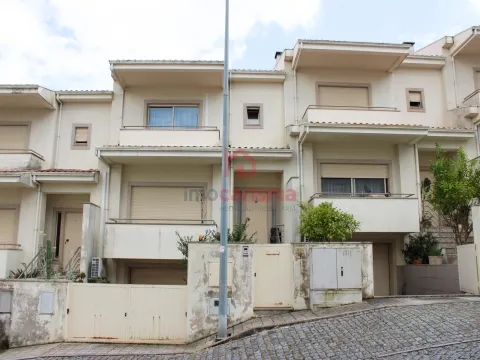Moradia T3 em Banda em Oliveira Santa Maria, Vila Nova de Famalicão