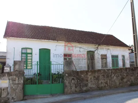Moradia T2 Térrea para Restauro em Vila das Aves, Santo Tirso