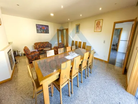 Apartamento T5 em Lordelo