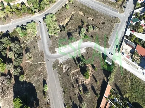 Lote de 256m² para construção de 8 apartamentos no Cartaxo
