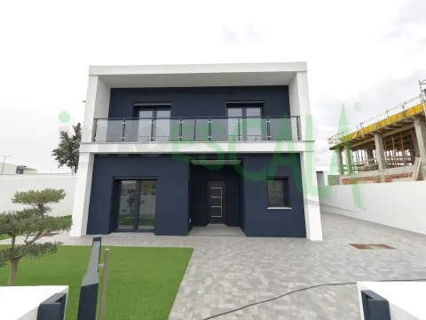 Moradia T4 com jardim no centro do Cartaxo