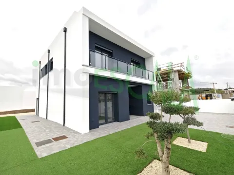 Moradia T4 com jardim no centro do Cartaxo