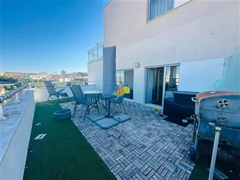 ¡Piso de 2 dormitorios con terraza! ¡Vistas al mar!