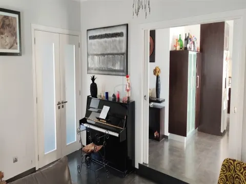 Moradia T3, isolada e c/ 2 pisos construção moderna - Poceirão.