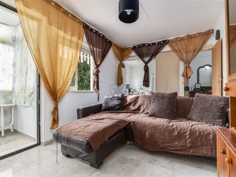 T3, inserido num 2º andar de prédio sem elevador.