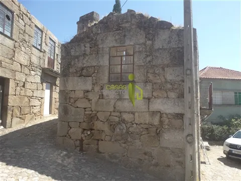 Moradia de Pedra, para reconstrução em Vila Cortês da Serra, Gouveia
