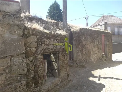 Moradia de Pedra, para reconstrução em Vila Cortês da Serra, Gouveia
