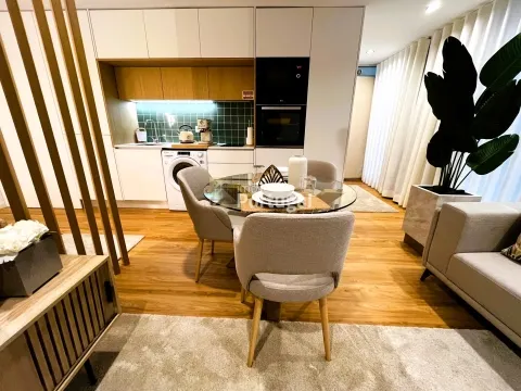 Arrenda Sofisticado Studio de Luxo Decorado, Equipado, Mobilado c/ Serviços e Faxinas