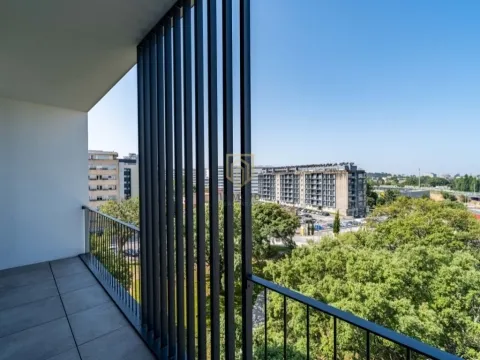 Apartamento T0 para Arrendamento com Varanda e Garagem no Porto