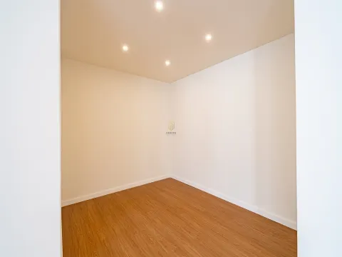 Apartamento T4 totalmente remodelado na Avenida da Boavista, Porto.