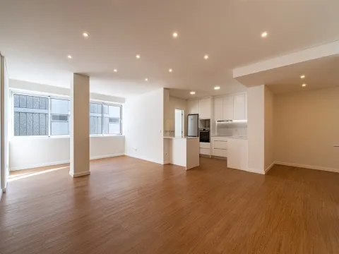 Apartamento T4 totalmente remodelado na Avenida da Boavista, Porto.