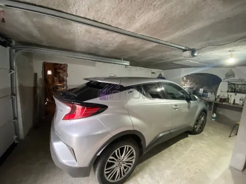 Moradia Espaçosa com Sótão, Garagem, Anexos e Terreno com Oliveiras