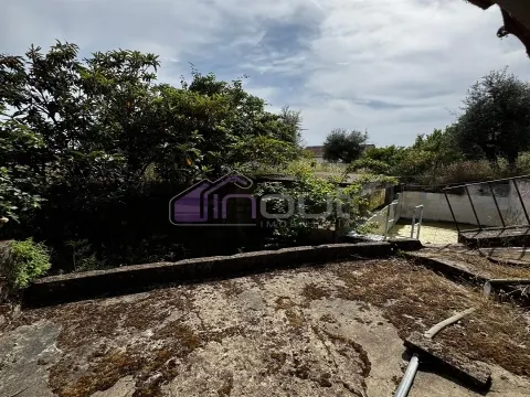 Moradia T2 com Terreno de 3.040m² e Vista Campo na Zona de Escalos de Cima e Lousa