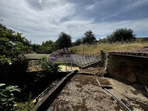 Moradia T2 com Terreno de 3.040m² e Vista Campo na Zona de Escalos de Cima e Lousa