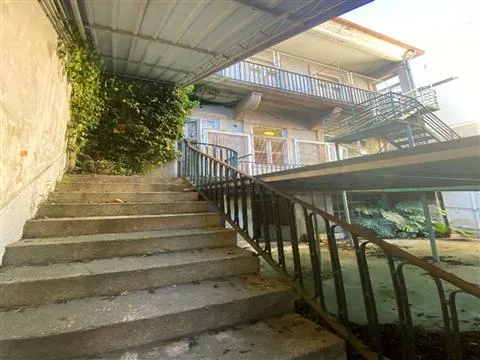 Charismatic property to rehabilitate, in a prime location and with an  former approved project.