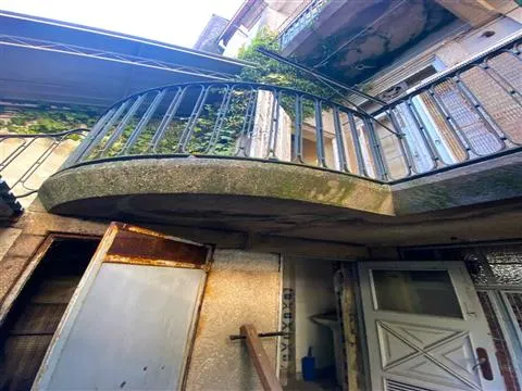 Charismatic property to rehabilitate, in a prime location and with an  former approved project.