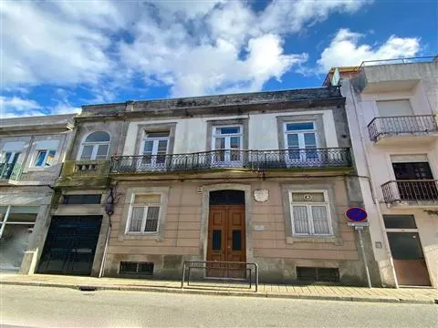 Charismatic property to rehabilitate, in a prime location and with an  former approved project.