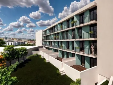 1-Zimmer-Wohnung mit Balkon und Parkplatz in einem Gebäude mit Garten.