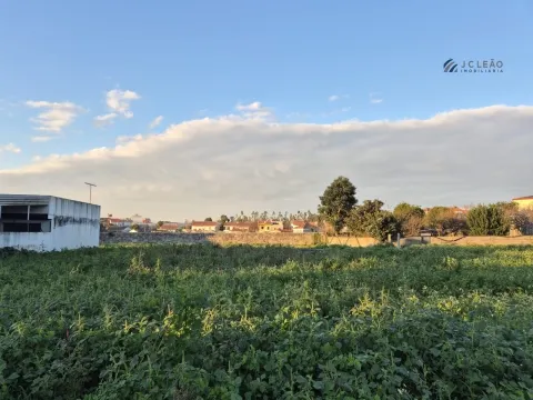 Terreno Urbano para construção de Moradia de 3 frentes em Paiço - Lavra