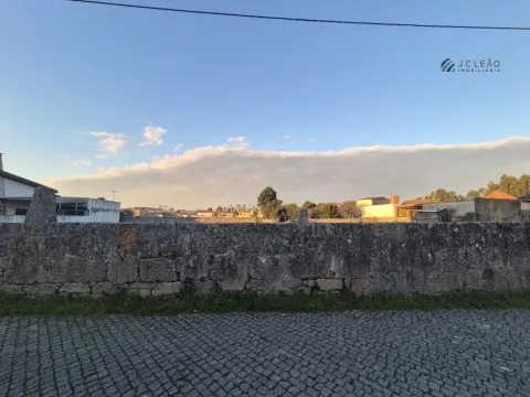 Terreno Urbano para construção de Moradia de 3 frentes em Paiço - Lavra