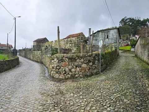 Moradia para reconstrução - Guilhabreu