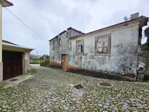 Moradia para reconstrução - Guilhabreu