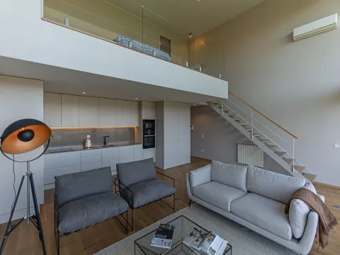 Loft Exclusivo: Design, Luz e Natureza em Gaia