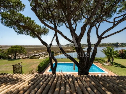 Propriedade na frente mar na Quinta do Lago, Algarve.