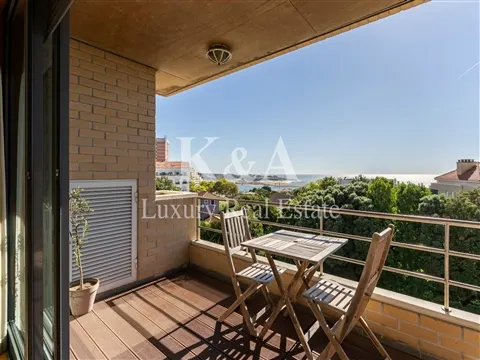 3+1 Bedroom Apartment in Pinhais da Foz with Sea and River Views