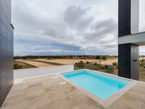 Penthouse T5 duplex com piscina - Montijo