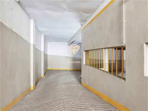 Garagem / Espaço Comercial para Arrendamento – Picoas, Lisboa