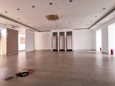 Espaço comercial à venda na Avenida 1º de Maio