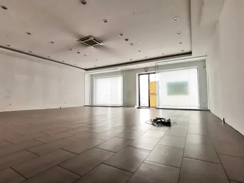 Espaço comercial à venda em plena Avenida 1º de Maio