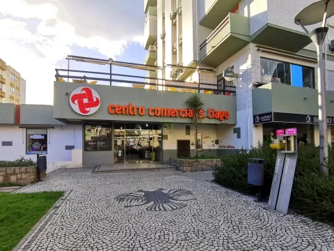 Loja com 30m2 no Centro Comercial S. Tiago