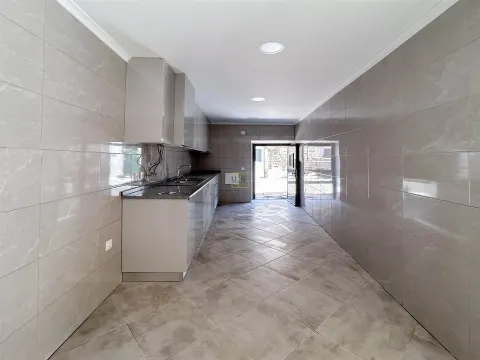 Excelente Oportunidade de Negócio: Moradia V6, em pleno centro da cidade.