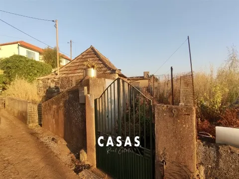 Lote de terreno com 870m2 e com projeto aprovado para construção de duas moradias na Ponta Do Pargo