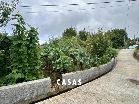 Moradia devoluta num lote de terreno misto de 2.950m² com duas frentes de estrada em Santana