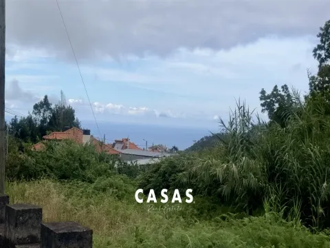 Moradia devoluta num lote de terreno misto de 2.950m² com duas frentes de estrada em Santana