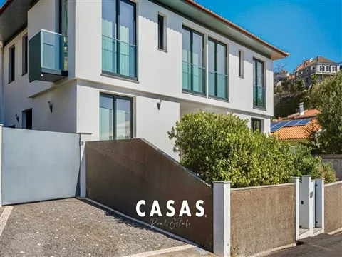 Moradia Contemporânea T3 com Vista Mar, Jardim e 2 Estacionamentos | Funchal